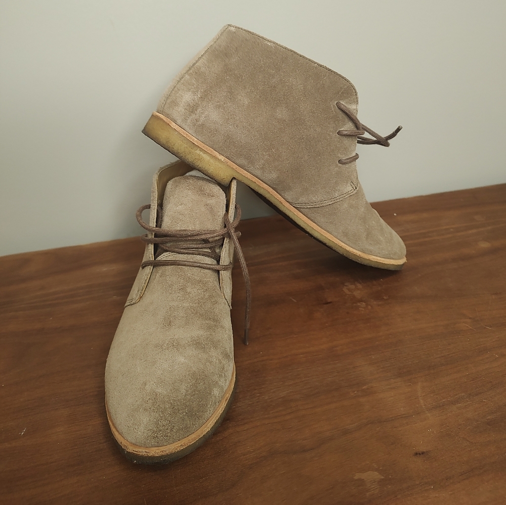 Clarks Phenia Tan Suede desert chukka